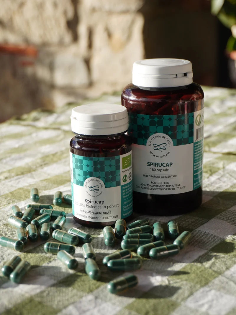 Due barattoli di capsule di spirulina biologica Spirucap